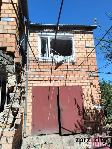 В Оріхові окупанти обстріляли будинки та аптеку - фото