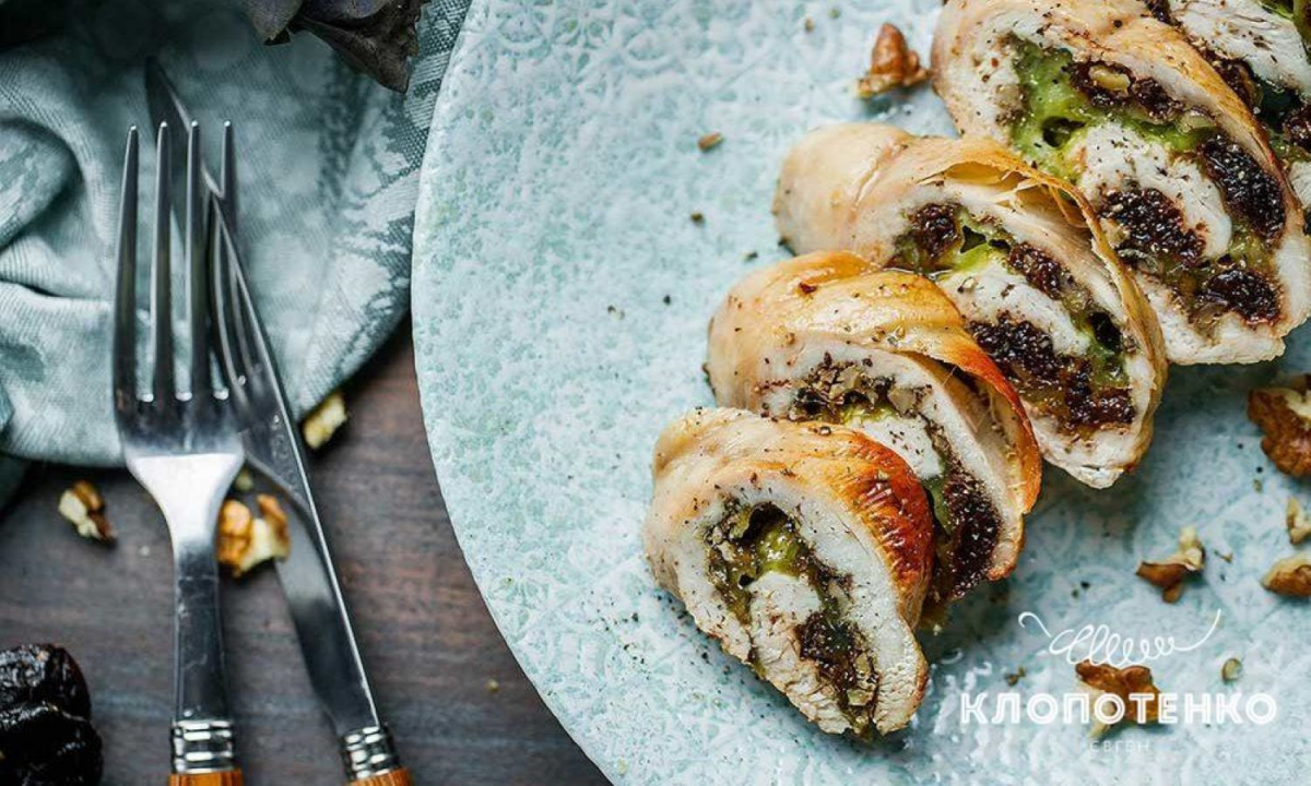 Можна їсти, не розігріваючи:  приготуємо курячий рулет з чорносливом та сиром за рецептом відомого шеф-кухаря (відео)