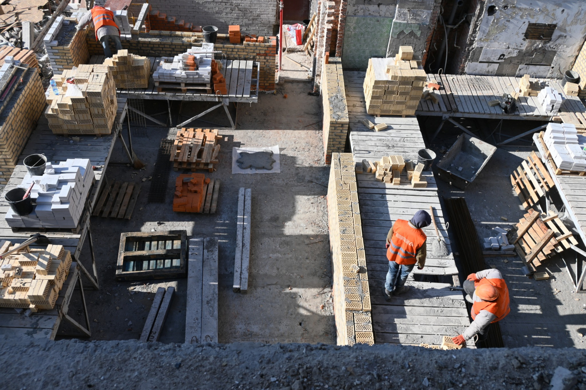 Кладуть стіни та встановлюють балкони - як просувається відбудова багатоповерхівок в центрі Запоріжжя (фото)