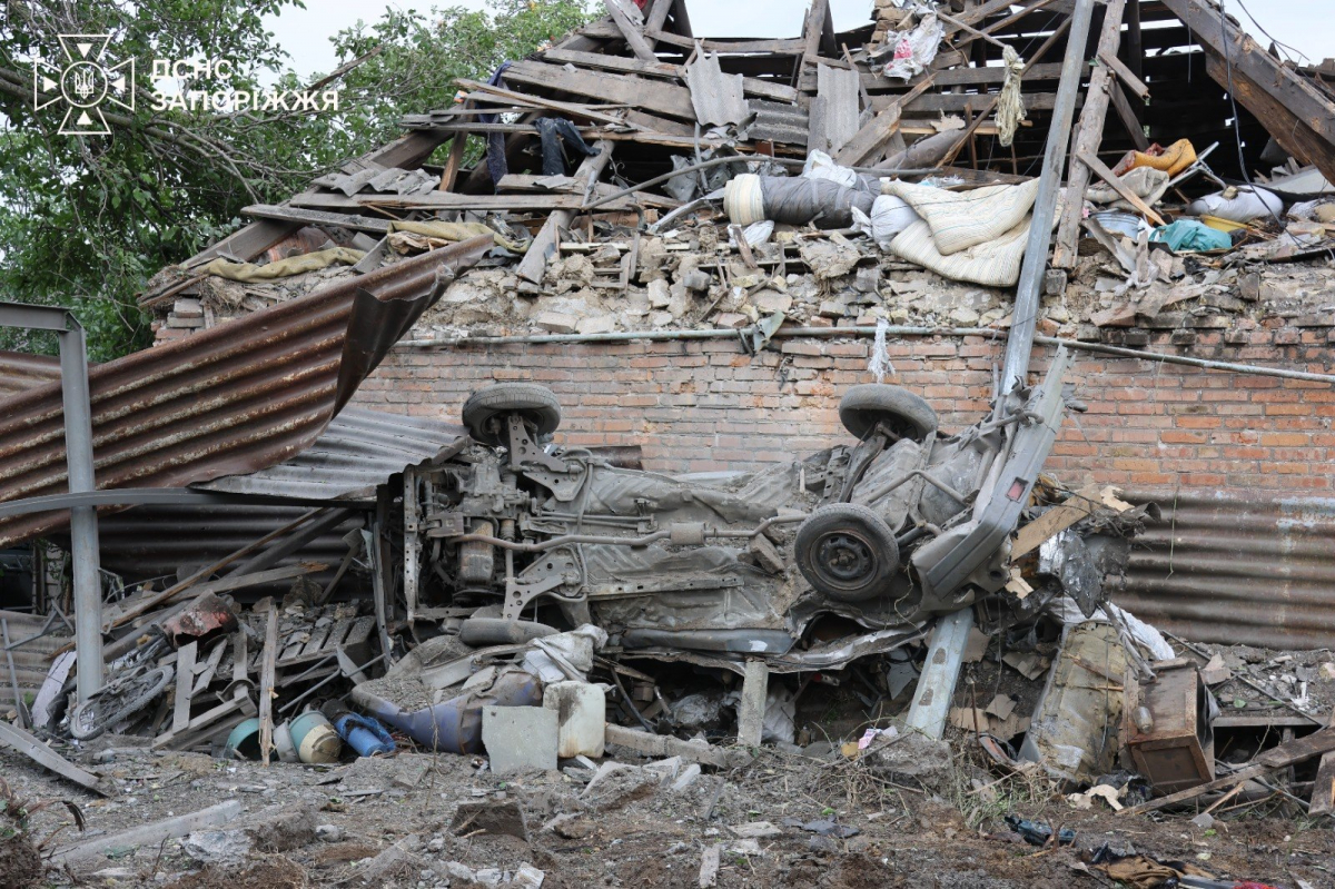 КАБами по будинкам і кладовищу: росіяни завдали авіаударів по Запоріжжю - що відомо (фото, відео)