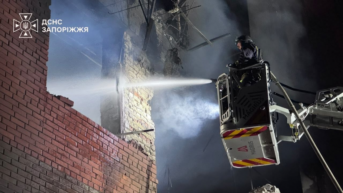 Вночі вдарили БпЛА, на світанку скинули КАБ: росіяни атакували Запоріжжя - є загиблий і поранені (фото, відео)