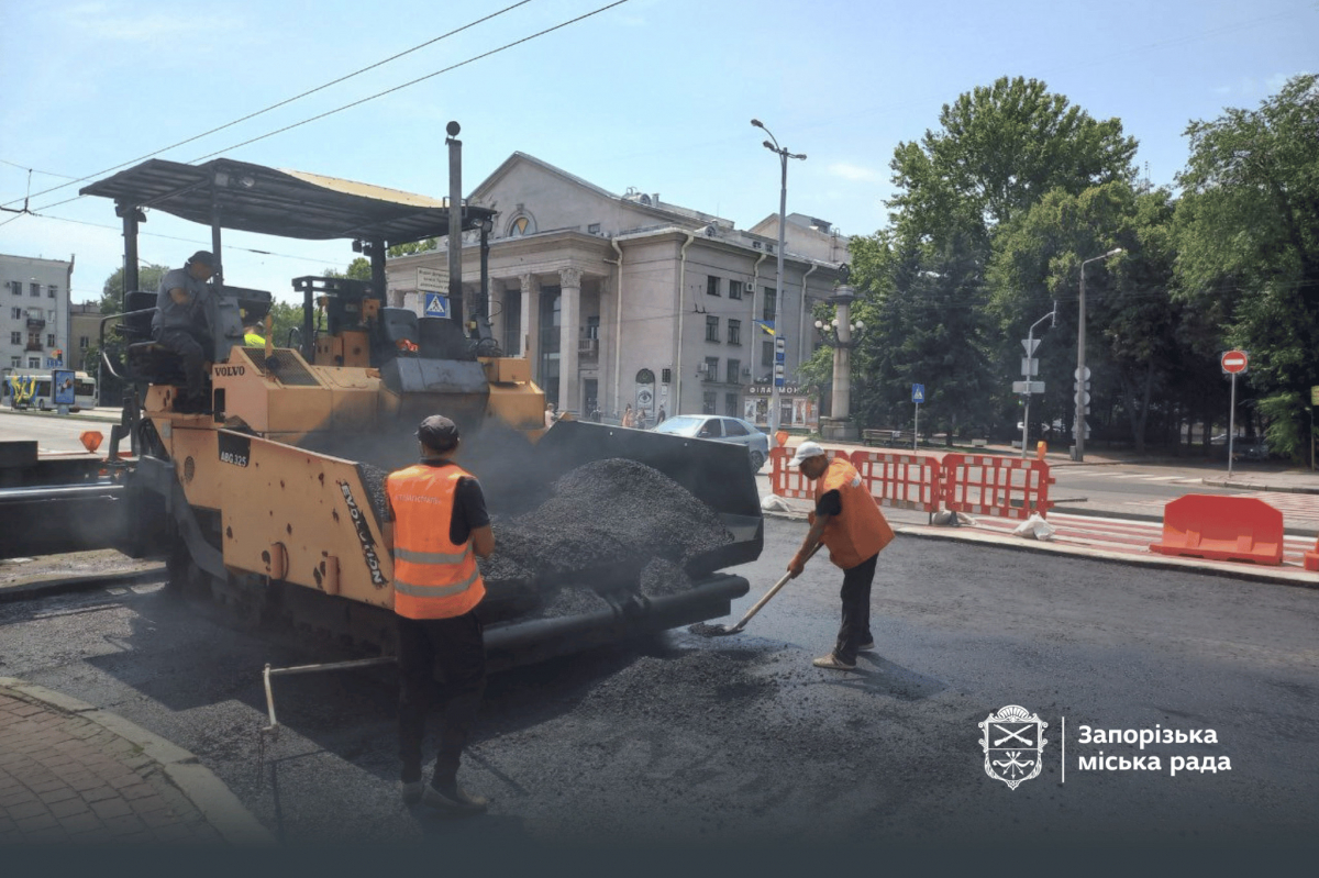 Таємнича знахідка вплинула на строки - у Запоріжжі два тижні ремонтували комунікації, які постраждали внаслідок обстрілу (фото)