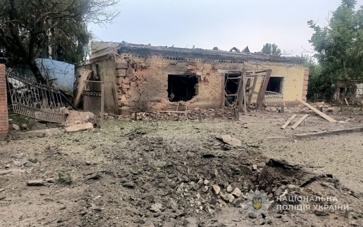 На Запоріжжі через обстріл загорівся приватний будинок: чи є постраждалі (фото)