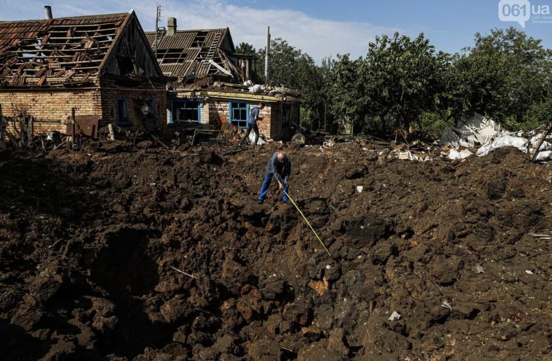 Замість полуниці та помідорів 7-метрова вирва: росіяни обстріляли приватний сектор у Кушугумі 