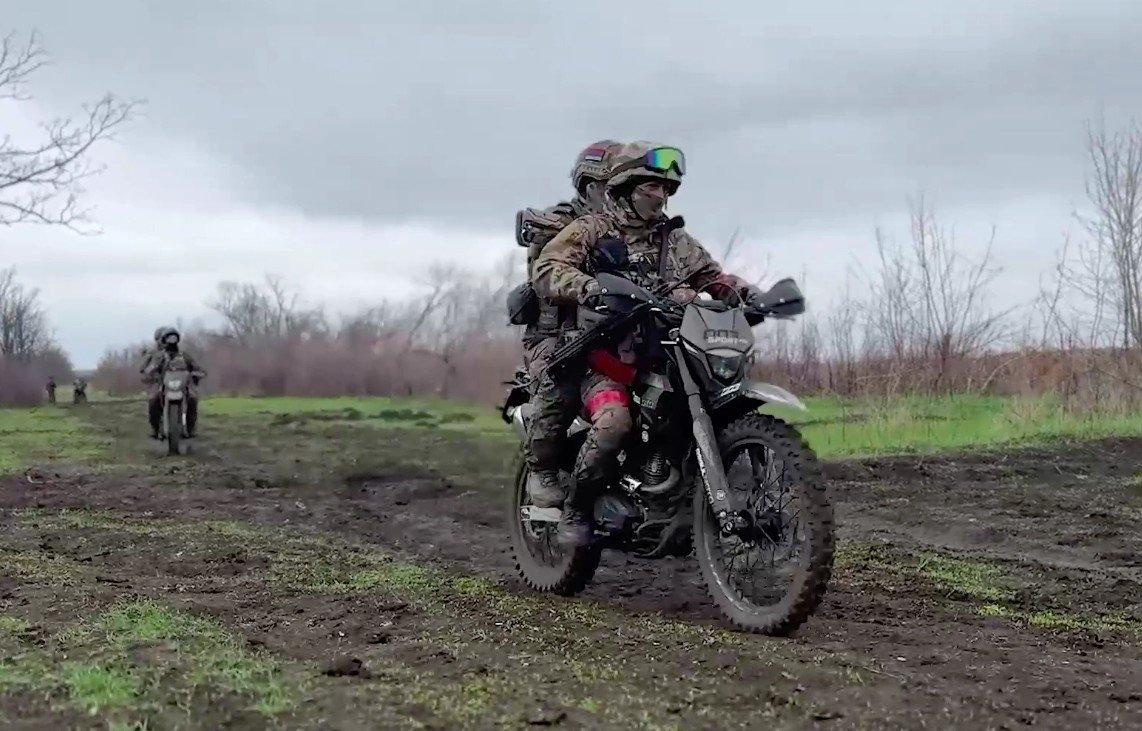 Атаку на мотоциклах зірвали: на Гуляйпільському напрямку захисники розбили російську штурмову групу (відео)