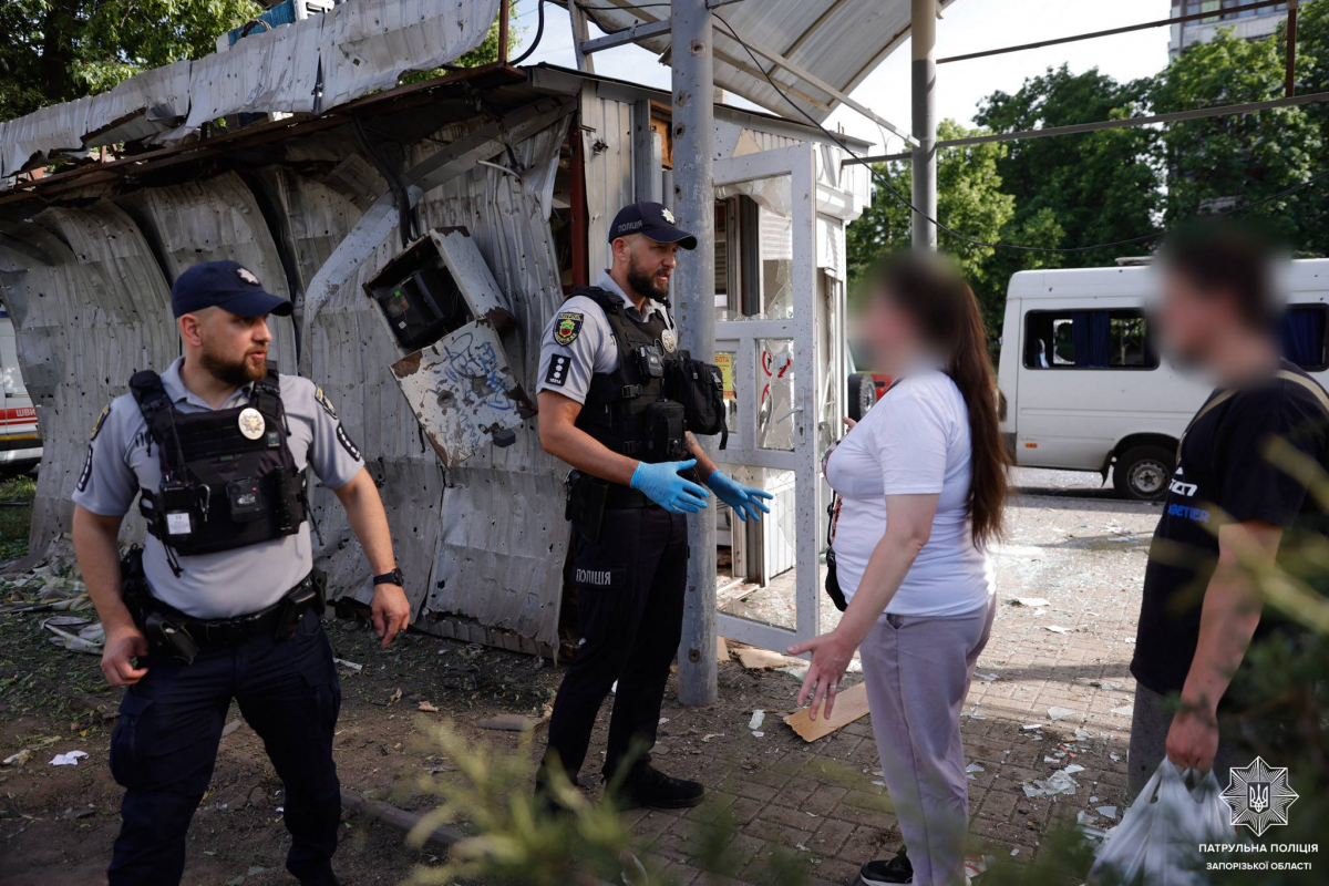 Кількість поранених збільшилась: що відбувається на місці ворожого удару по зупинці у Запоріжжі - фото