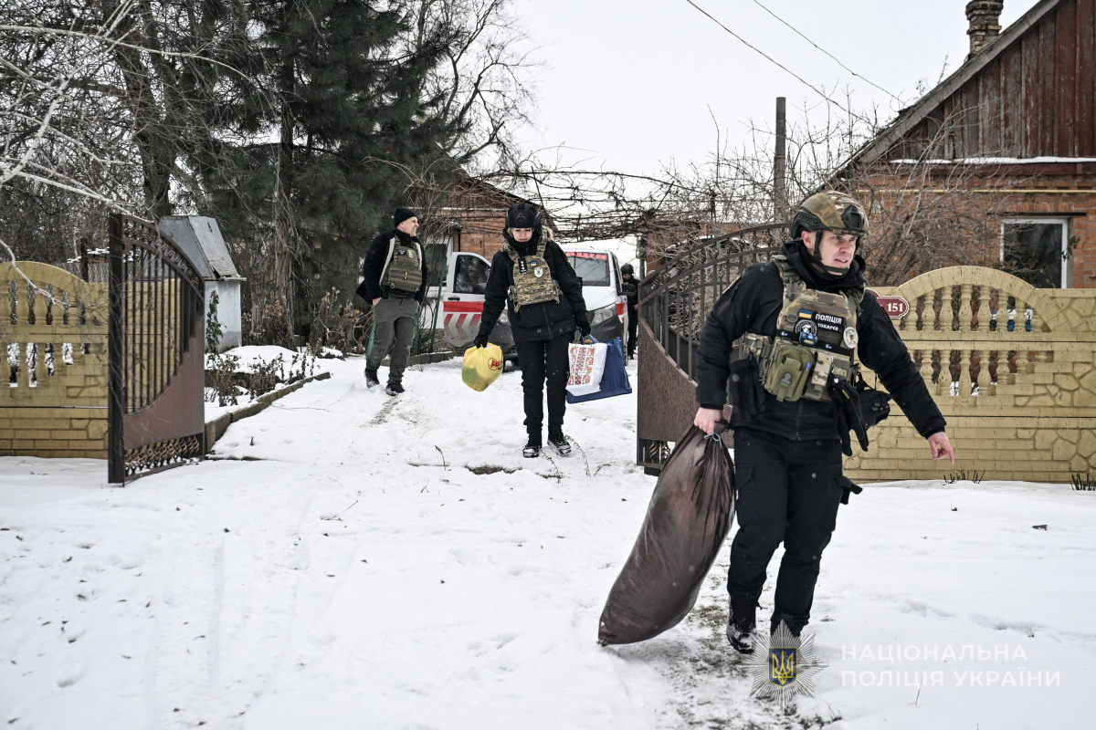 "Колись він возив алмази десь в Італії" - на Запоріжжі поліцейські евакуюють людей у броньованому фургоні (фото, відео)