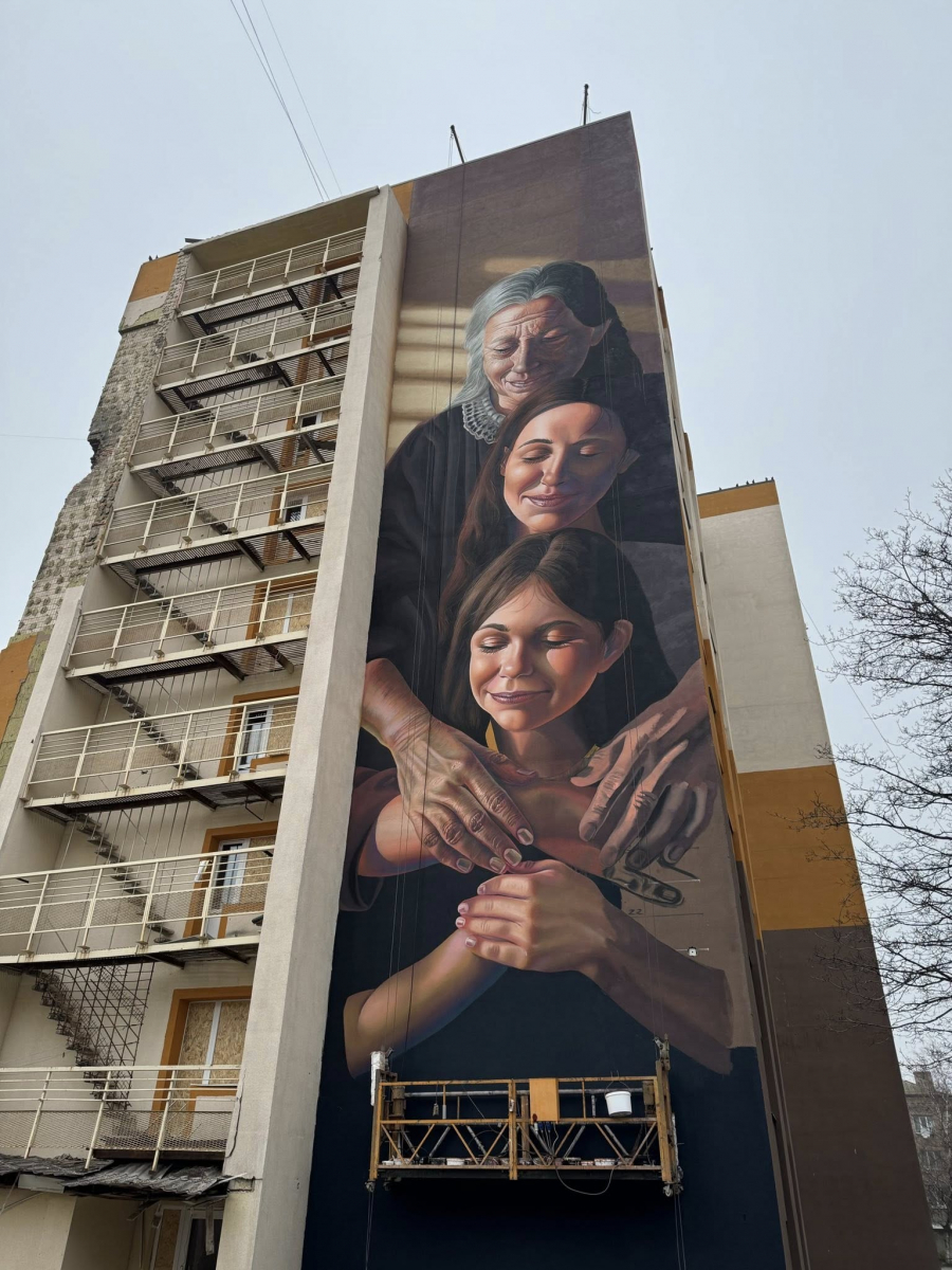 У Запоріжжі на гуртожитку університету, пошкодженому шахедом, завершили створення муралу (фото)