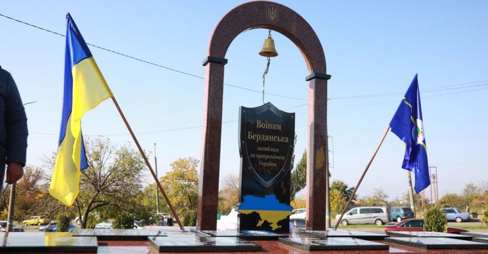 У Бердянську окупанти познущалися з пам’ятника захисникам України