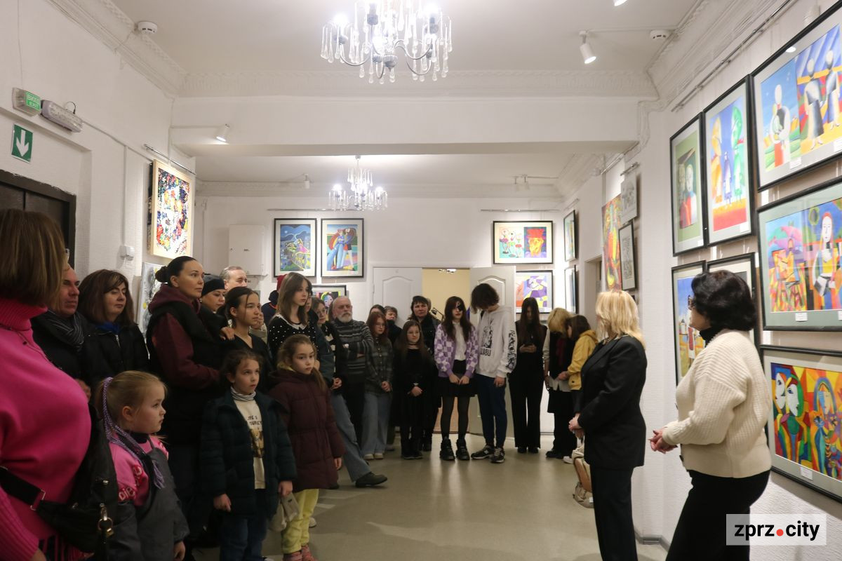 У Запоріжжі художники намалювали (а дехто й вишив) свої враження від Малевича - фоторепортаж з відкриття виставки