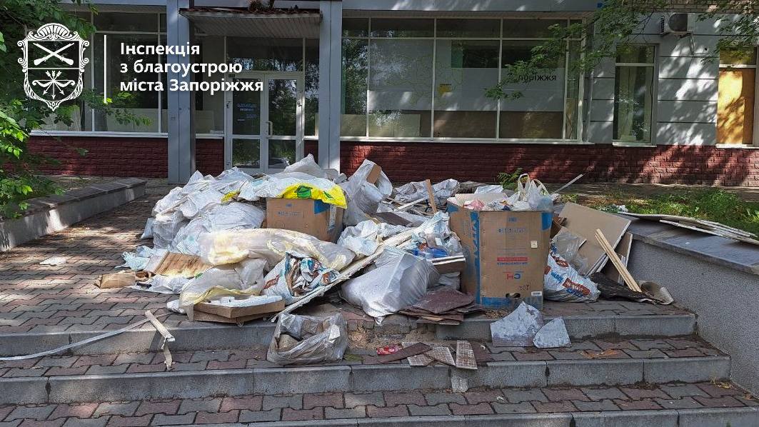 Склав гору сміття просто на сходах – у Запоріжжі підприємець «перегородив» прохід (фото)