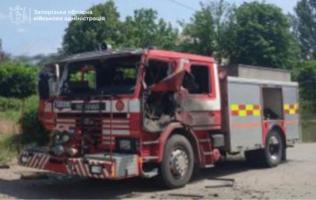 У Запорізькій області ворог атакував дронами рятувальників, які приїхали гасити пожежу - автомобіль ДСНС згорів вщент