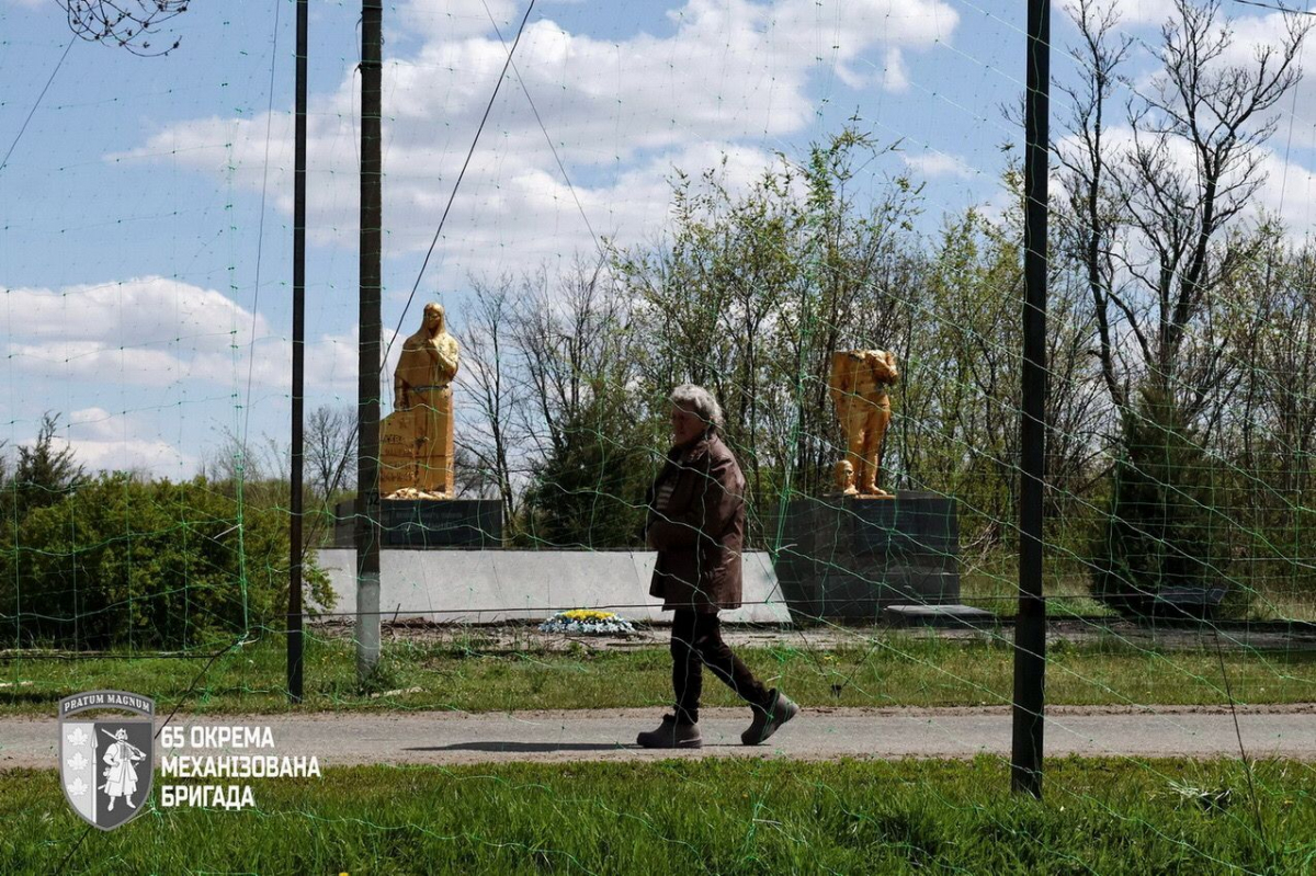 65 бригада ЗСУ показала, як сьогодні виглядають прифронтові села Запорізької області після обстрілів, атак дронів та бомбардувань.