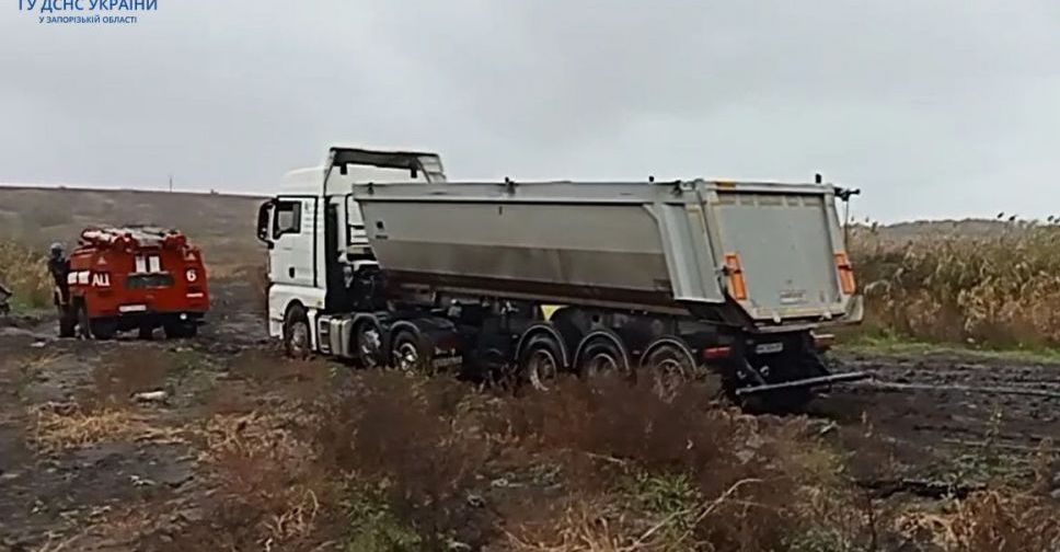 Запорізькі рятувальники надали допомогу водіям на "Дорозі життя"