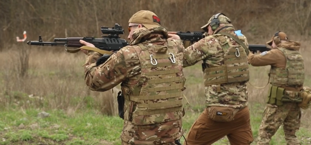 На передовій в Запорізькій області наші захисники опановують різні види стрілецької зброї - відео