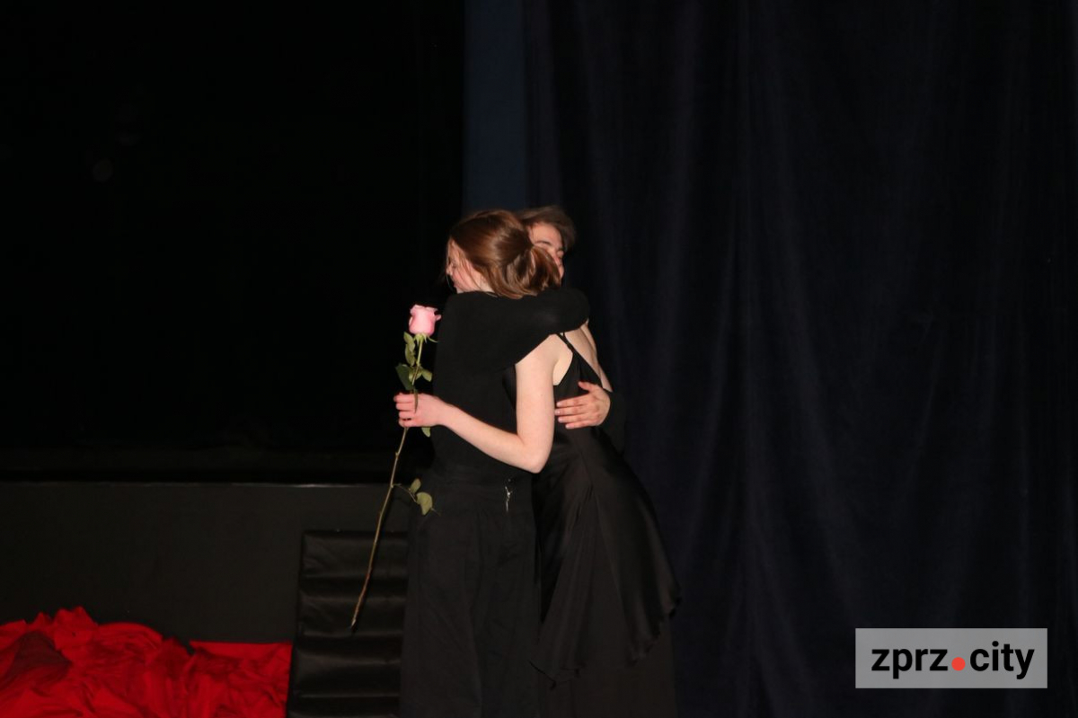 У Запоріжжі покажуть прем'єру, де героїня говоритиме мовою тіла і даруватиме глядачам прикраси 