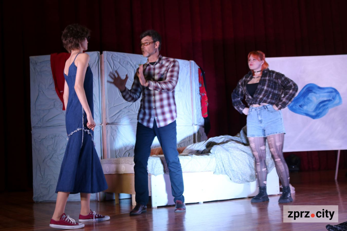 Запорізький театр показав прем'єру комедії про паризьке життя - фото