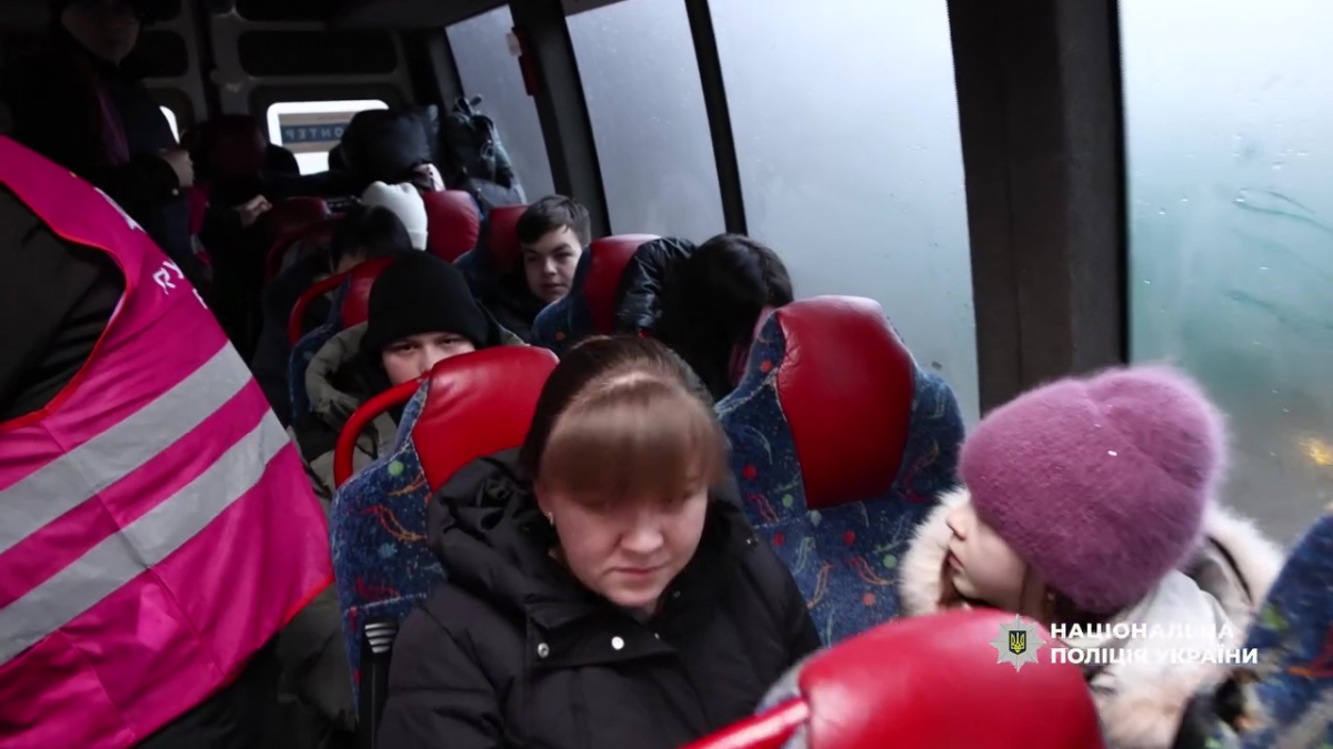 На Запоріжжі поліція та волонтери врятували родини з дітьми у Кушугумі (відео)