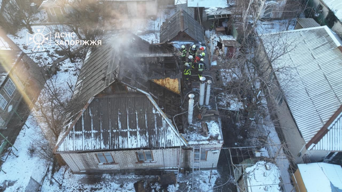 Підвозили воду автоцистернами - у Запоріжжі сталася пожежа в приватному секторі (фото)