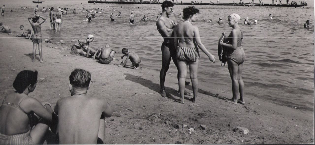 Збереглося 60-річне фото пляжу в Запоріжжі — з розкішною вишкою та стильними пляжниками