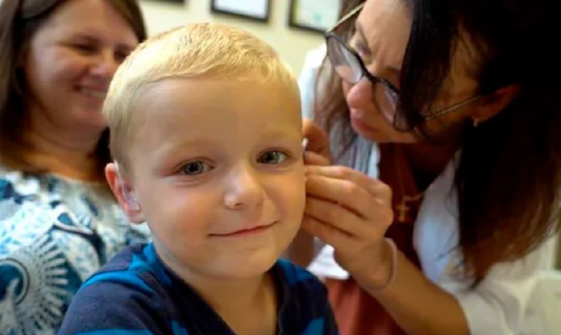 «Дякуємо за те, що син чутиме українську мову»: 5-річний Ваня з Черкащини отримав сучасні слухові апарати від Фонду Ріната Ахметова