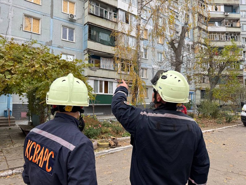 "Здавалося, що просто будинок сиплеться" - у Запоріжжі очевидці розповіли про пережиті хвилини жаху та наслідки атаки (фото)