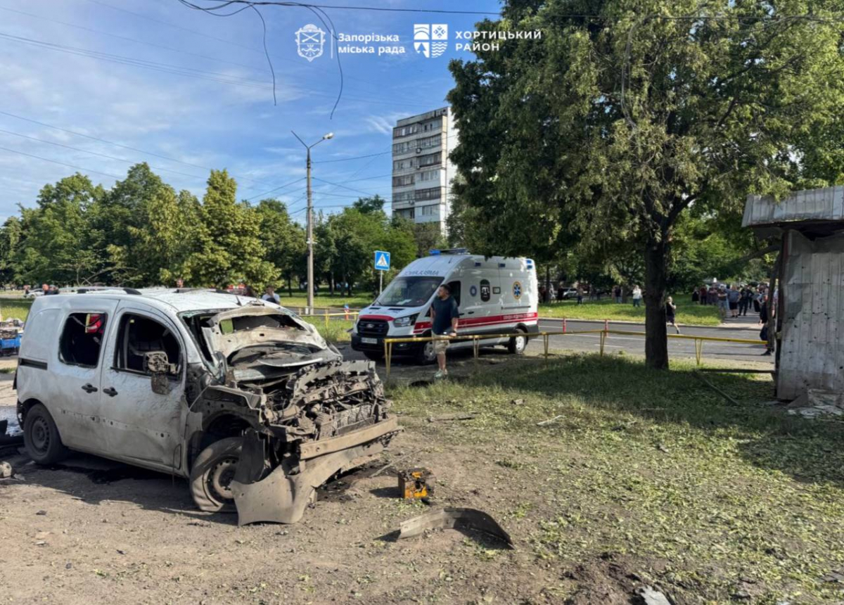 Кількість поранених збільшилась: що відбувається на місці ворожого удару по зупинці у Запоріжжі - фото