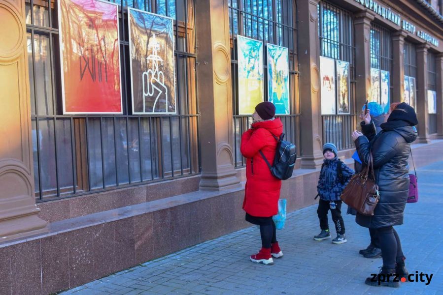 На вулицях Запоріжжя показують воєнні плакати відомого художника - фото