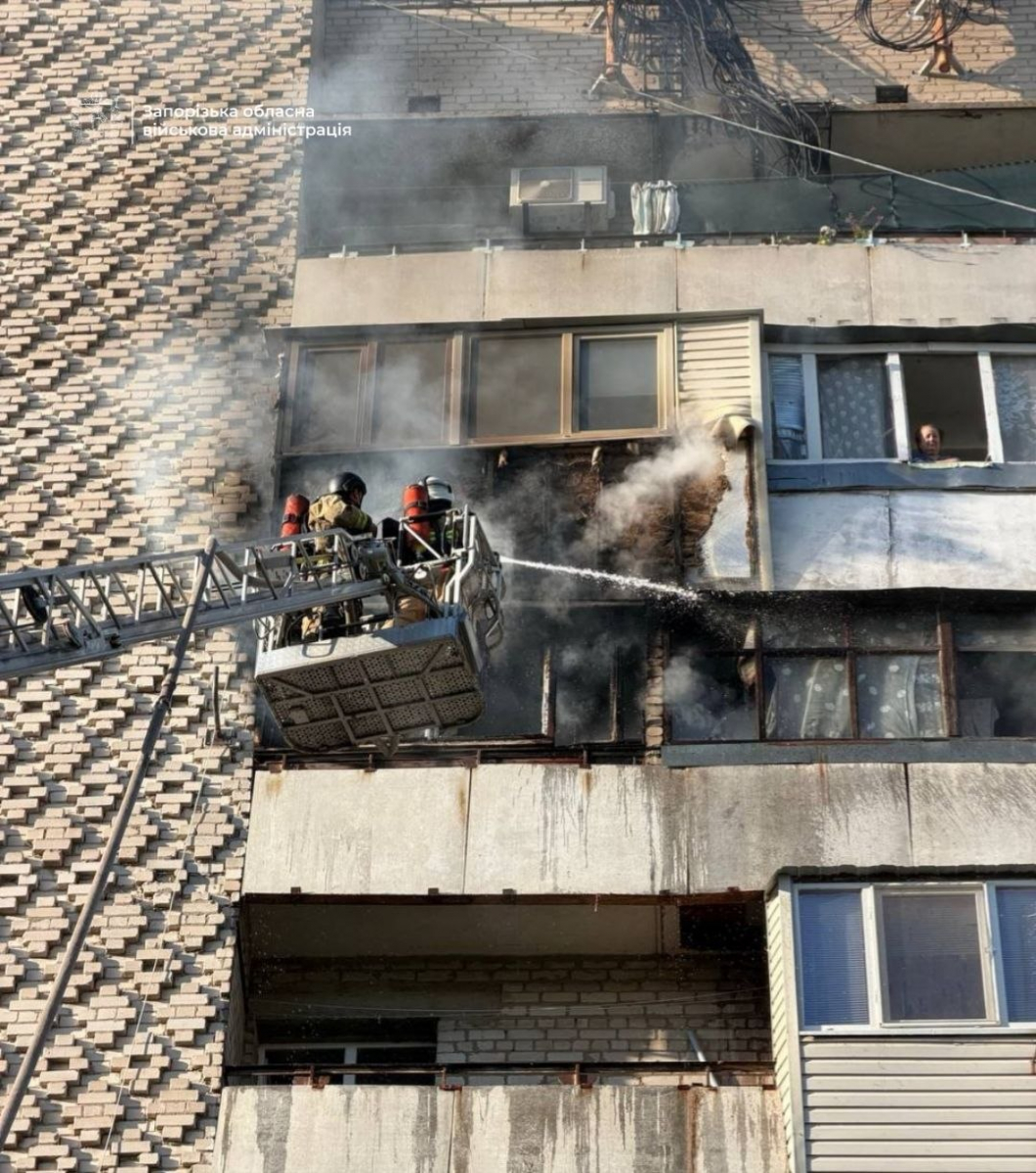 У Запоріжжі дрон влучив у багатоповерхівку - постраждав 39-річний чоловік, фото: ЗОВА