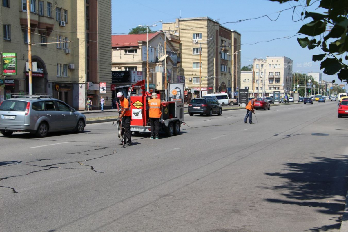 У Запоріжжі ремонтують дорогу на головному проспекті - що роблять