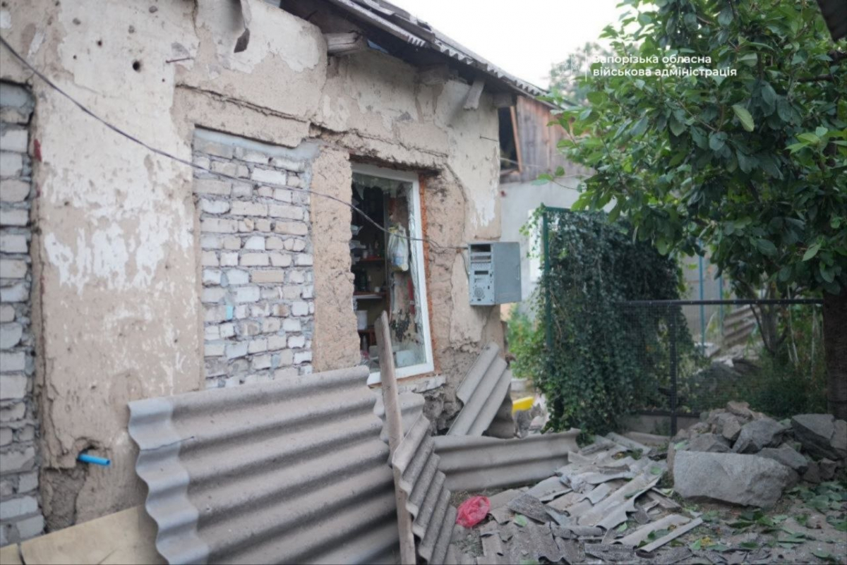 Вночі вдарили БпЛА, на світанку скинули КАБ: росіяни атакували Запоріжжя - є загиблий і поранені (фото, відео)