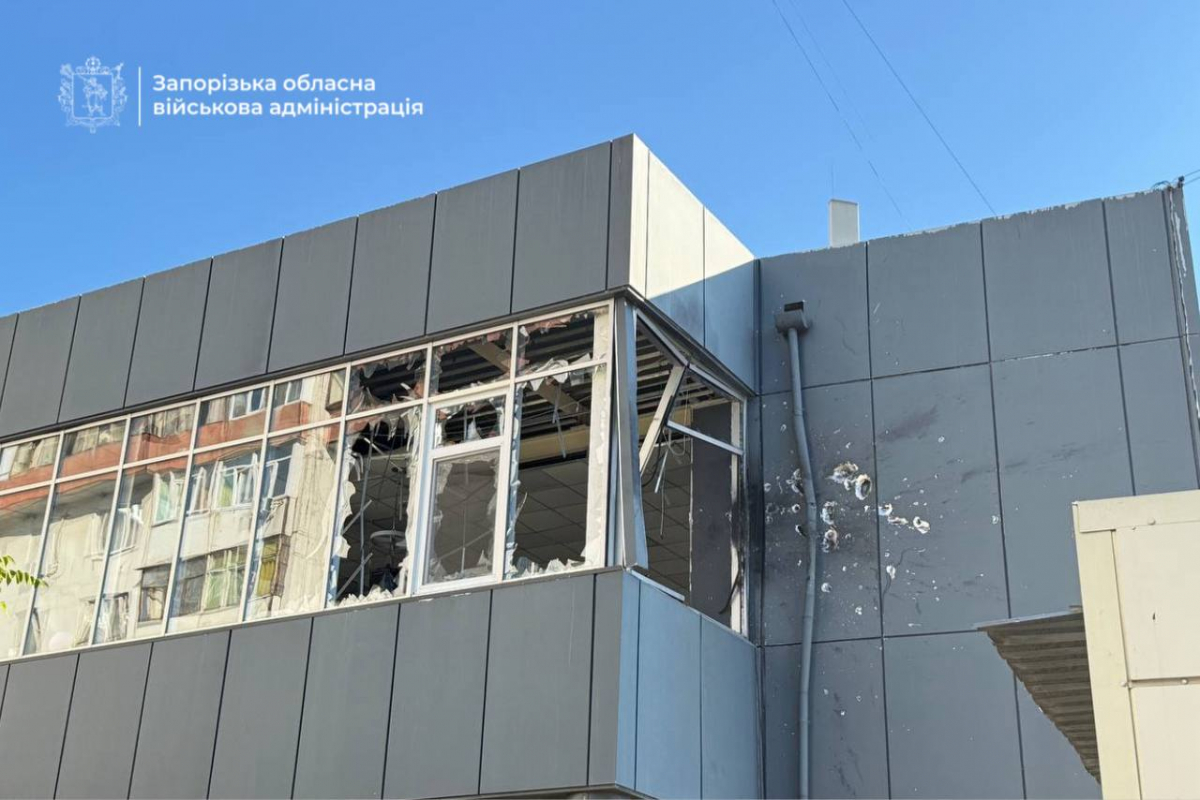 Росіяни атакували спорткомплекс на Пісках у Запоріжжі: жінку госпіталізували