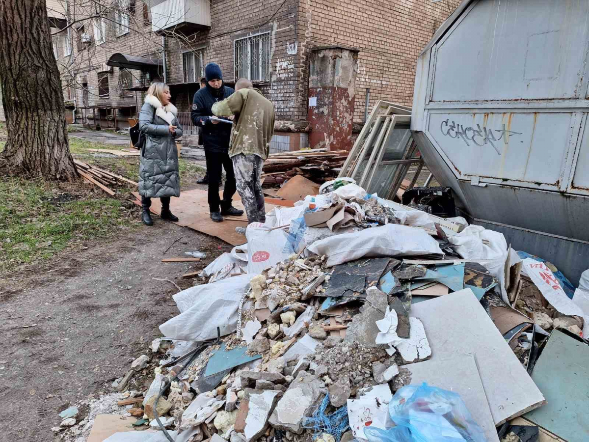 У Запоріжжі ремонтники влаштували сміттєзвалище посеред вулиці – фото