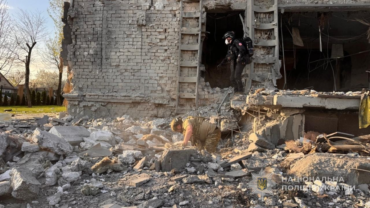 Авіабомба влучила поруч із церквою: у Запоріжжі внаслідок удару загинув чоловік, є поранені (фото, відео)