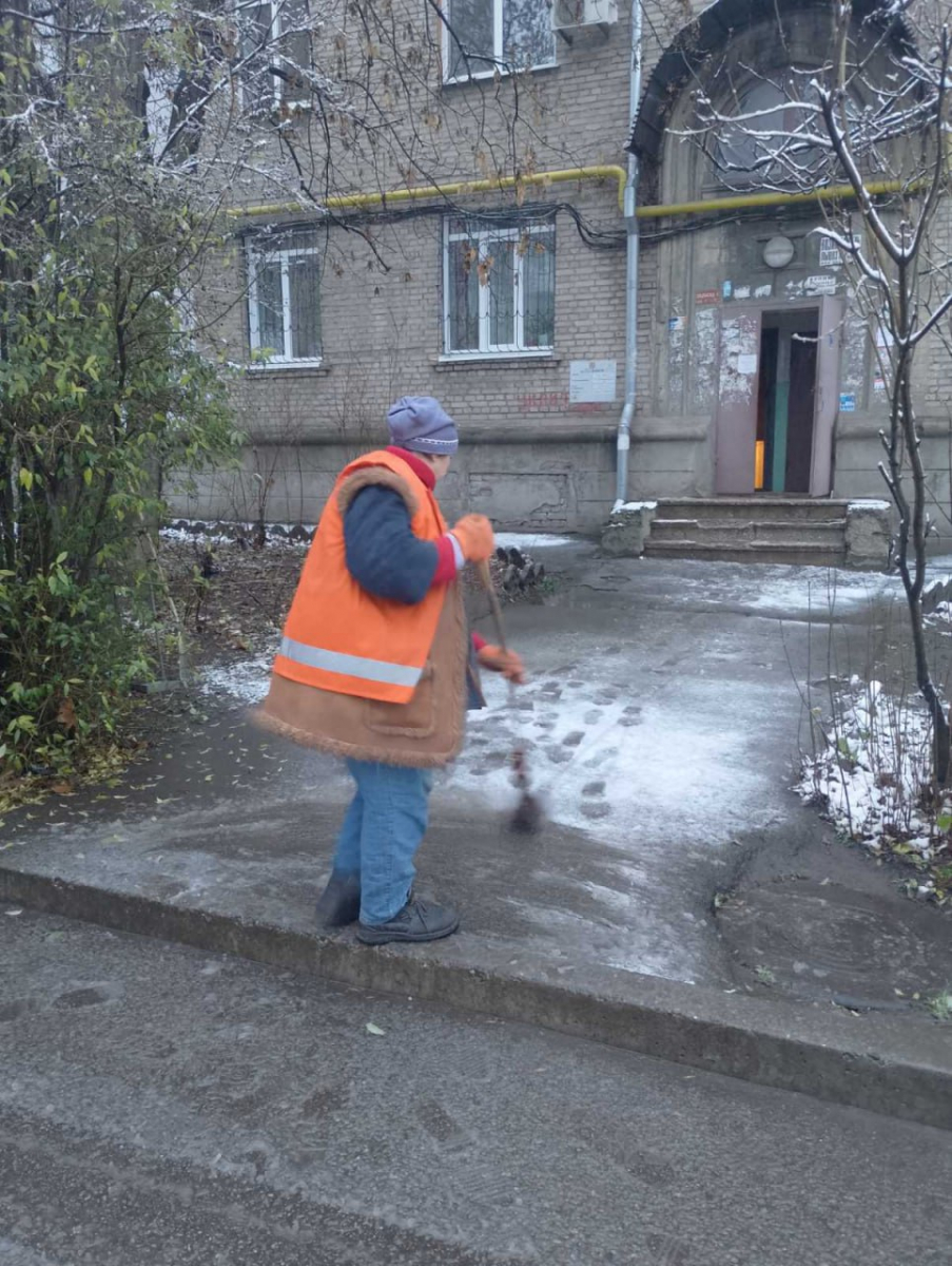 У Запоріжжі почали боротьбу зі снігом - фото перших зимових опадів