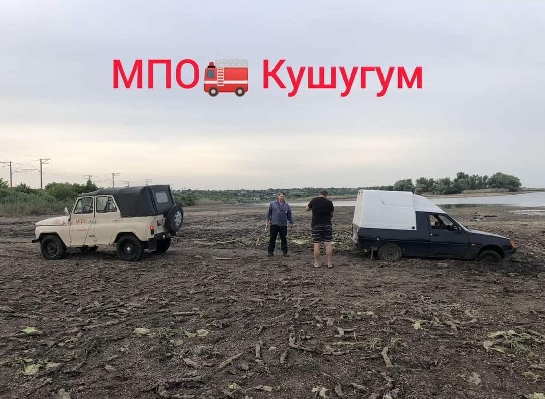Через зниження рівня води автівки у Запорізькій області застрягли в багнюці - подробиці