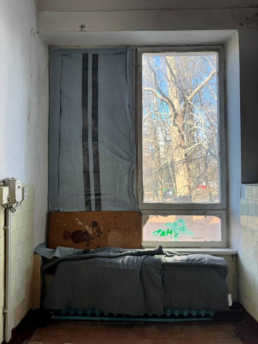 Внаслідок ворожої атаки Хортицького района Запоріжжя були пошкоджені дитяча лікарня і школа - фото