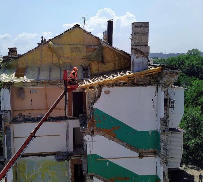 Як просувається ремонт запорізьких багатоповерхівок, зруйнованих ворожими обстрілами - фото