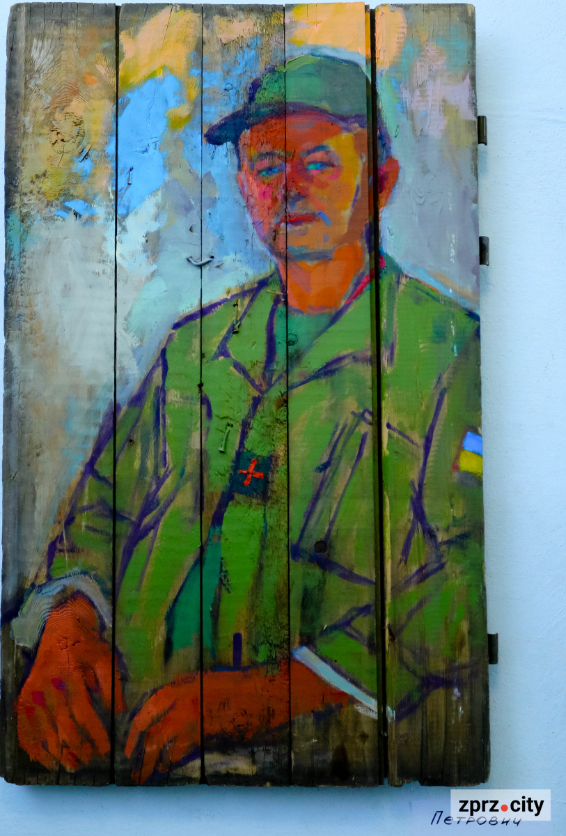 Картини на ящиках з-під боєприпасів: відомий на весь світ художник відкрив виставку у Запоріжжі - фото