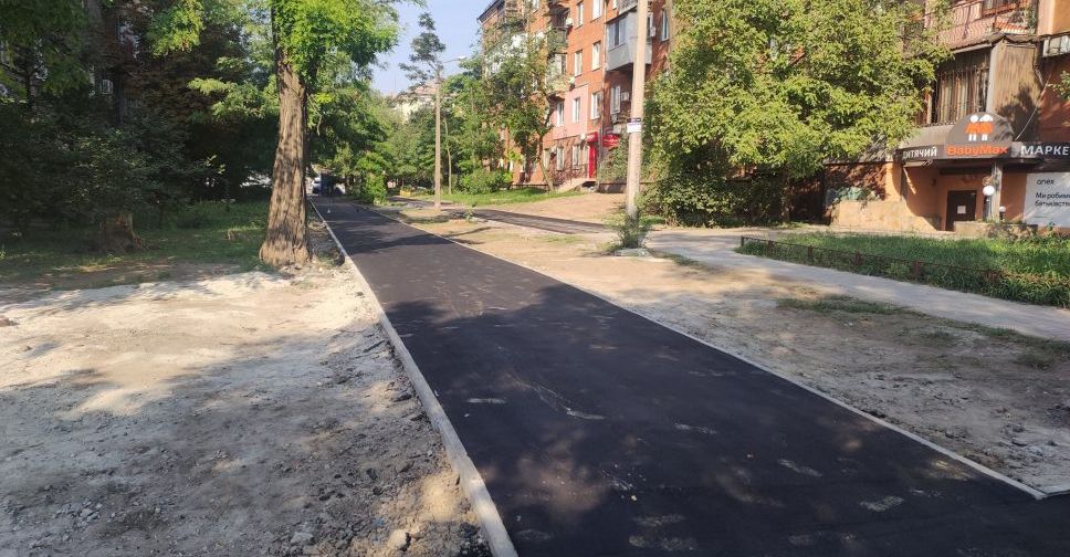 У центрі Запоріжжя відремонтували тротуар, на який скаржилися жителі міста - фото