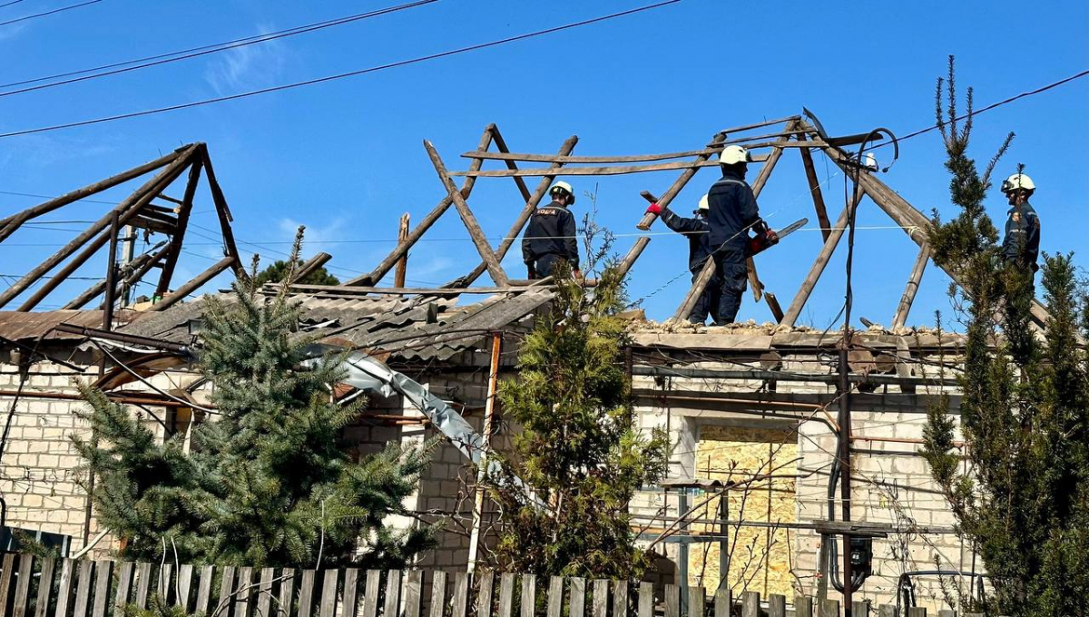 Зруйновані будинки та вибиті вікна - у Запоріжжі ліквідовують наслідки нічної атаки росіян (фото)