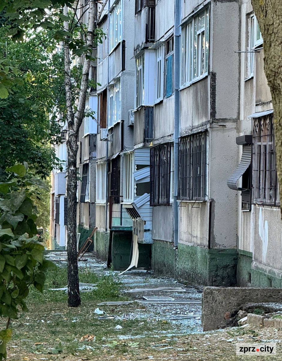 Повторний удар по Запоріжжю: поранено чоловіка, горить автостоянка (фото)