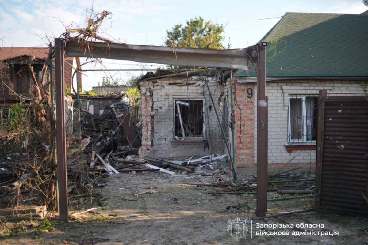 У Запоріжжі через атаку дронів постраждала жінка, пошкоджено СТО та приватні будинки (фото, відео)