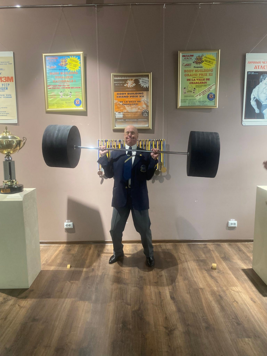 «Більше ніж сила»: у Запоріжжі чемпіон з бодібілдингу презентував унікальну експозицію (фото)