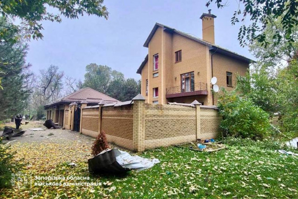 Одного вже немає, інший - пошкоджений: армія рф накрила з РСЗВ приватні будинки в Запоріжжі (фото, відео)