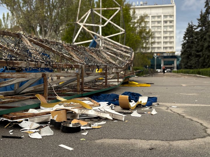 Зруйнована арка та пошкоджений дах філармонії: у Запоріжжі триває ліквідація наслідків буревію (фото, відео)