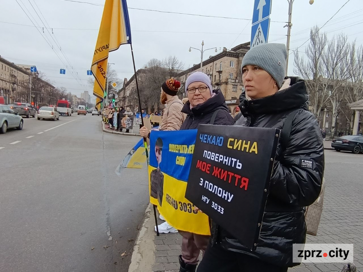 Третє Різдво в полоні - у Запоріжжі встановили незвичайну ялинку на підтримку Героїв (фото)