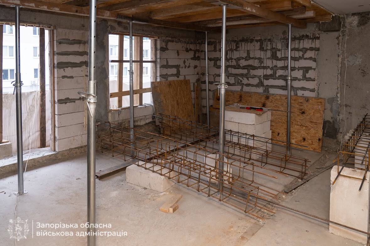 Квартири зводять «з нуля»: як у Запоріжжі відновлюють будинок після удару КАБа (фото, відео)