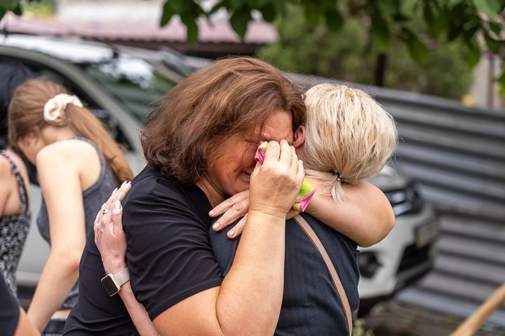 "Схопила дітей і ми побігли по склу": свідки розповіли про жахи нічної ворожої атаки на Запоріжжя - відео, фото