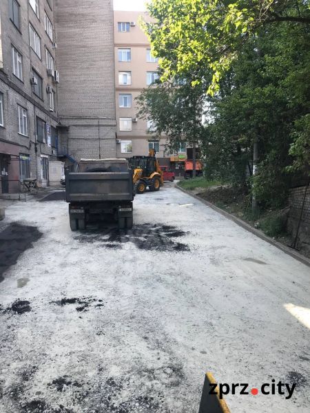 У центрі Запоріжжя розпочали великий ремонт розбитої внутрішньоквартальної дороги